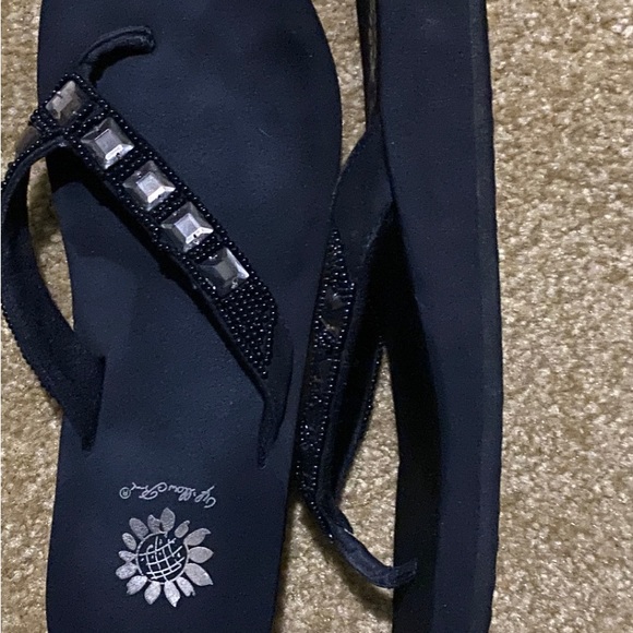 Yellow Box Black sandals. Size 7. - Picture 2 of 2